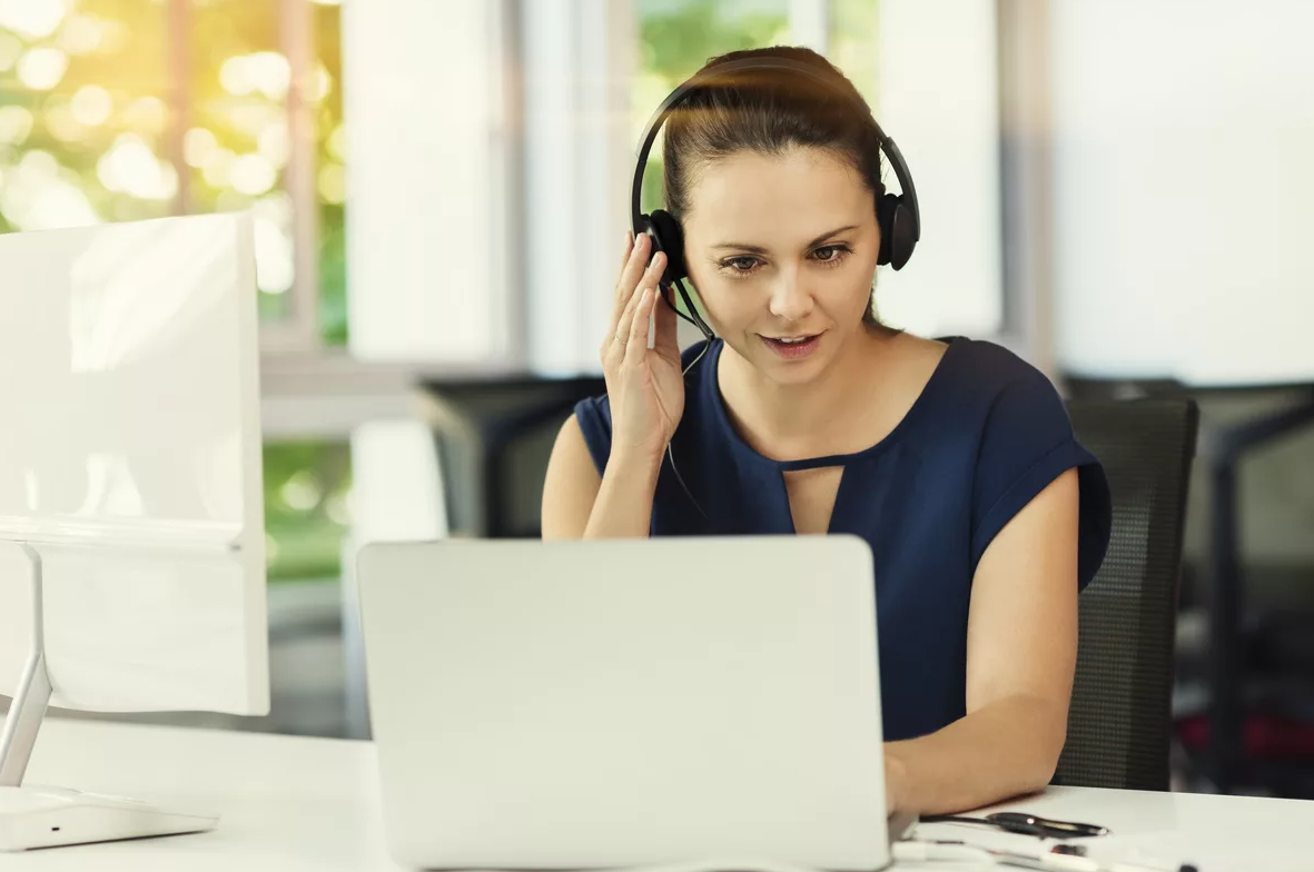 Call computer. Занятие с репетитором по скайпу. Переговоры по скайпу. Девочка за компьютером в наушниках. Девушка в гарнитуре за компьютером