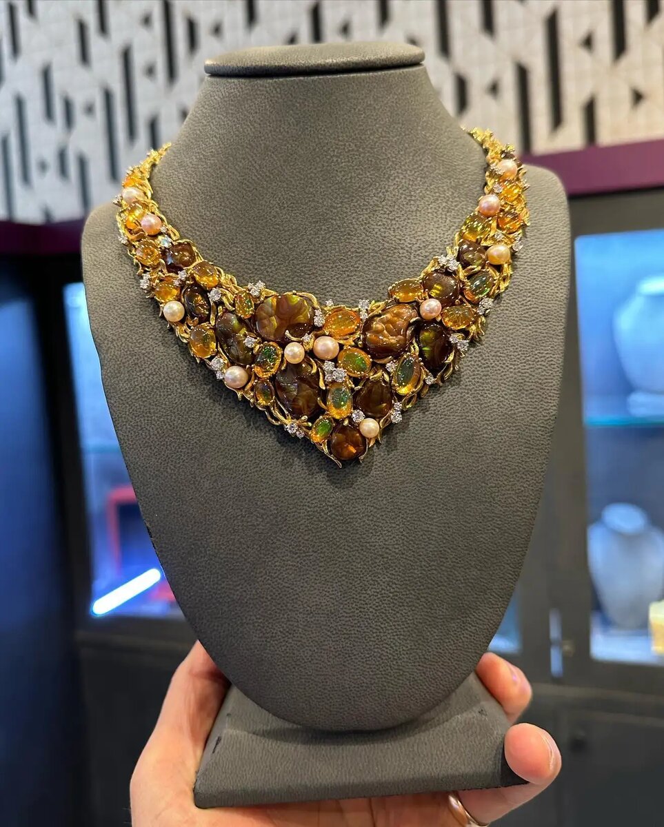 Ожерелье Gilbert Albert с огненным опалом и жемчугом.