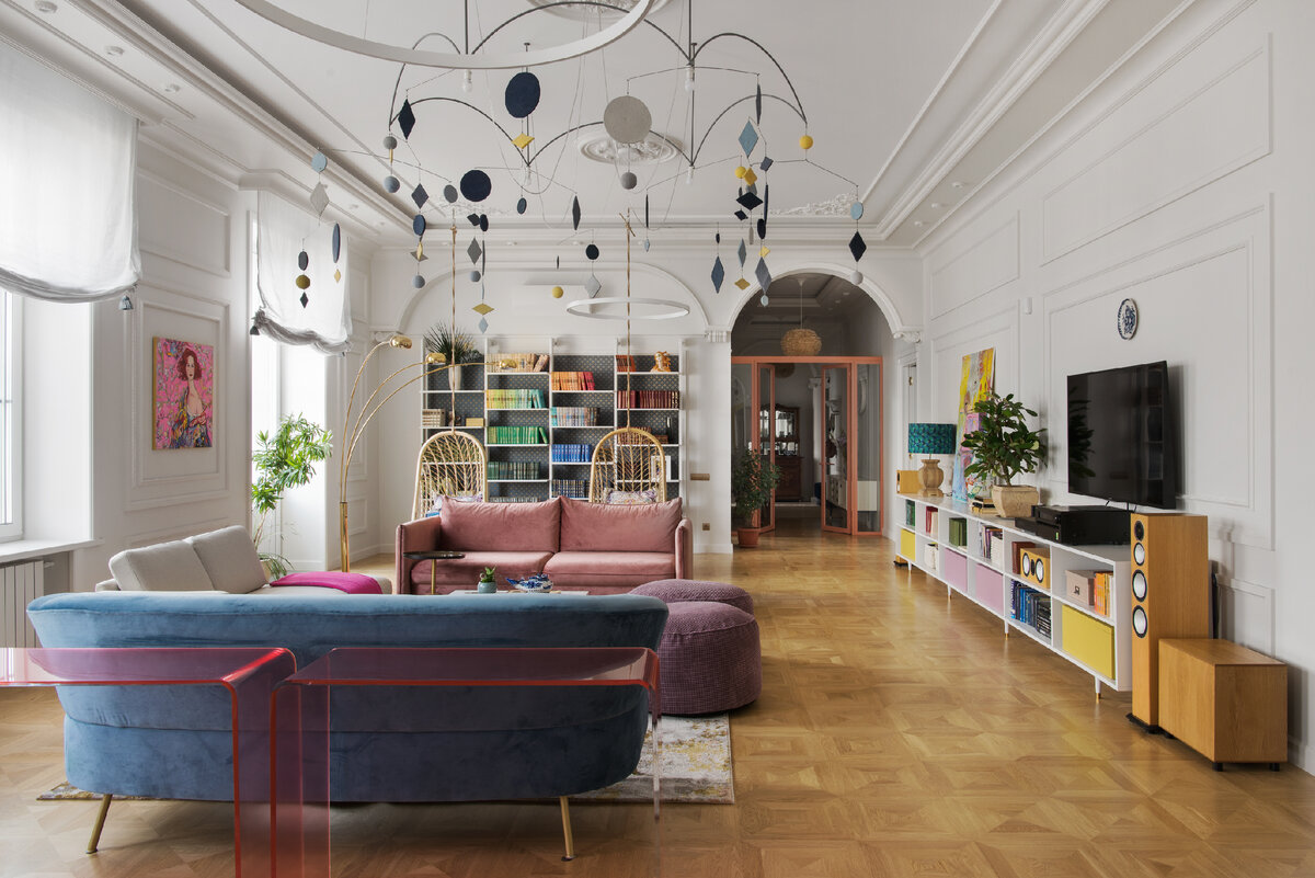 Гостиная. Диваны сделаны в компании Highland Furniture, стеллажи The Sarai, мобиль из переработанного картона — работа Ульяны Хохловой.