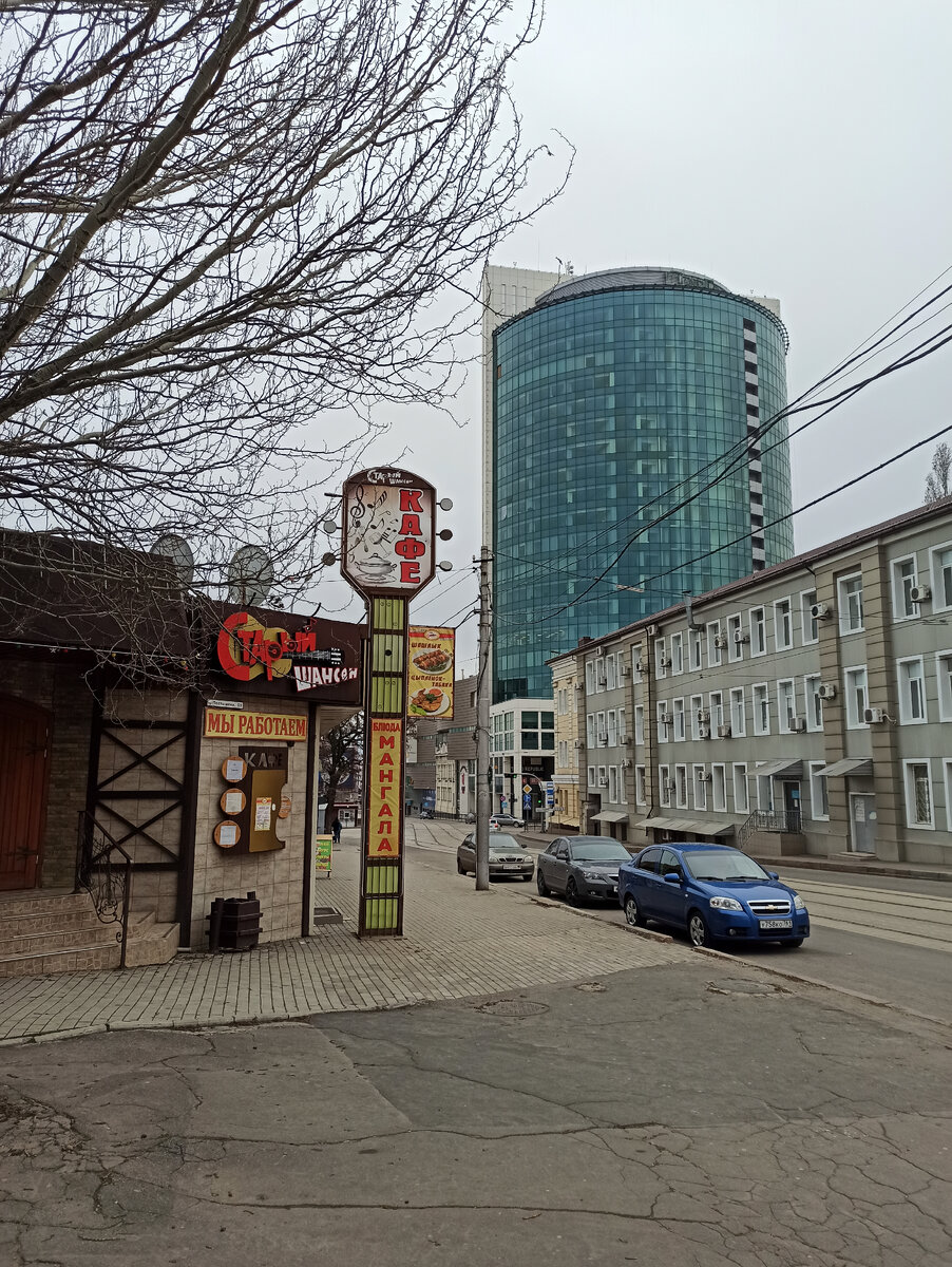 Кафе "Старый Шансон", Грин Плаза и городская больница № 1. в районе площади имени Ф.Э. Дзержинского (а.к.а Пожарная площадь или Пожарка).