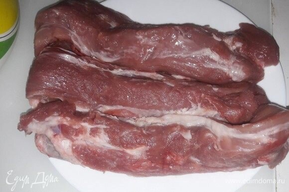 Файловая часть свинины находится на заднем антрикоте сверху (он же карбонат). Она совершенно нежирная, не жилая, но очень нежная