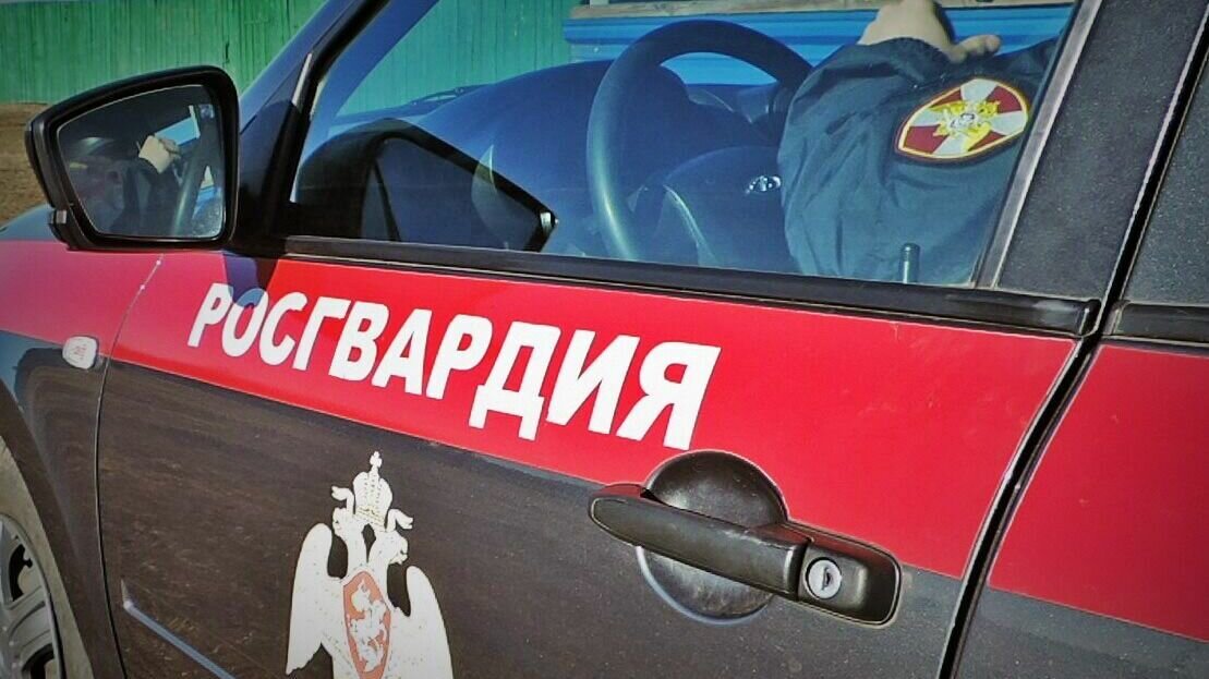     В Черногорске 38-летний мужчина расстроился после того, как его выгнали из гостей. Мужчина вернулся обратно, но уже с топором.