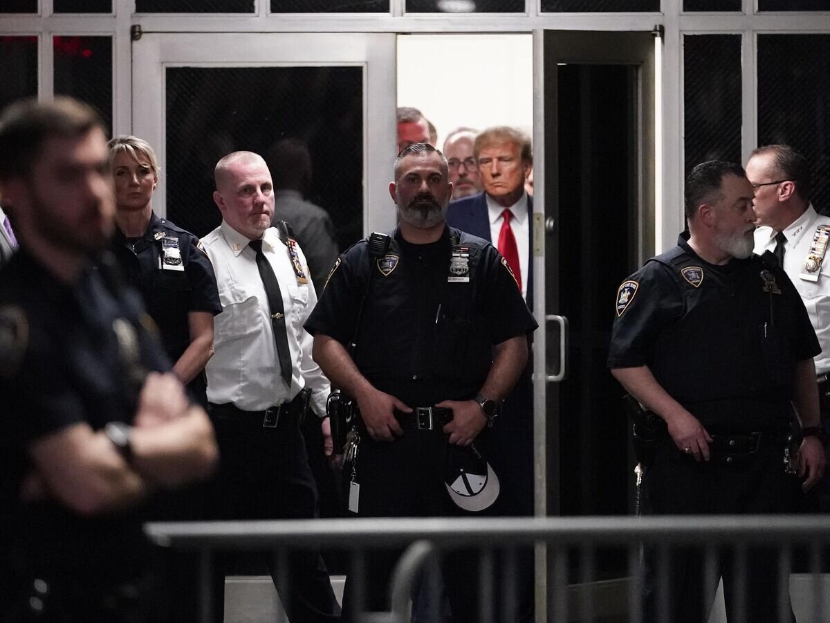    Трамп в зале суда© AP Photo / Mary Altaffer