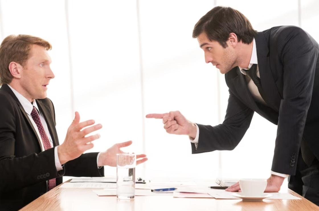    Начальник ругает подчиненного:Freepik