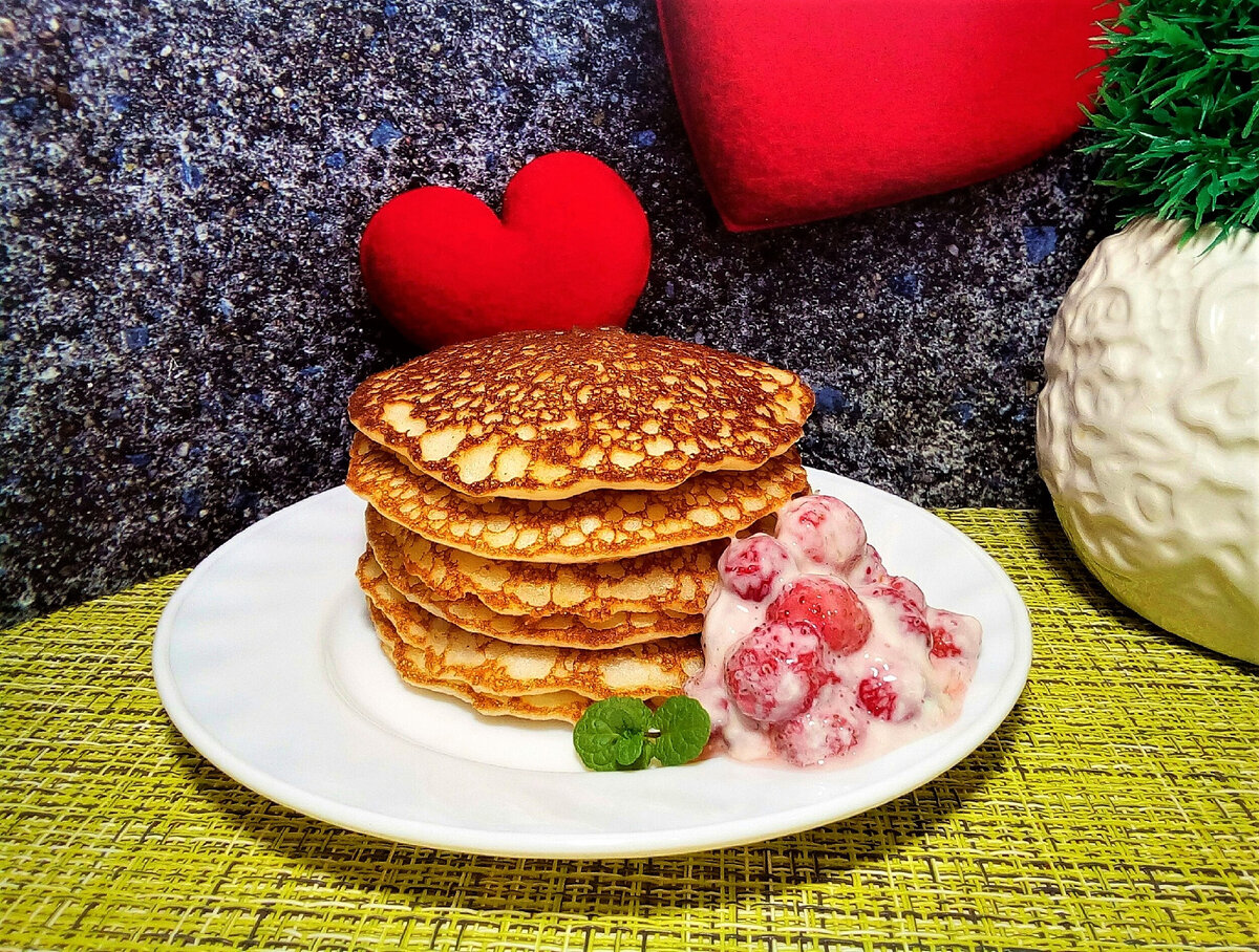 Очень мягкие, пышные и вкусные блинчики. Подавала с лесной клубникой, замороженной в сгущенке. 500 мл кефира 3,2 %(можно 2,5, но на кефире с большим процентом жирности вкуснее и нежнее),2 яйца,1 -  2 ст. л. сахара, щепотка соли, 200 г рисовой муки(у меня рисовая цельнозерновая), 1/2 ч.л. соды,1/2 ч. л. разрыхлителя. Яйца взбить немного с сахаром, солью. Влить кефир, добавить соду, перемешать венчиком и всыпать просеянную муку с  разрыхлителем, еще раз хорошо перемешать. Дать постоять минут 5 -10, Выпекать на небольшом!!! огне, Сковороду смазывать раст. маслом кисточкой. Лучше взять сковороду побольше, чтобы вмещалось несколько блинчиков. Как только зарумянится снизу, а верх еще будет жидковат, перевернуть на другую сторону широкой лопаткой. Готовые блинчики смазать сливочным маслом. Угощайтесь!!!