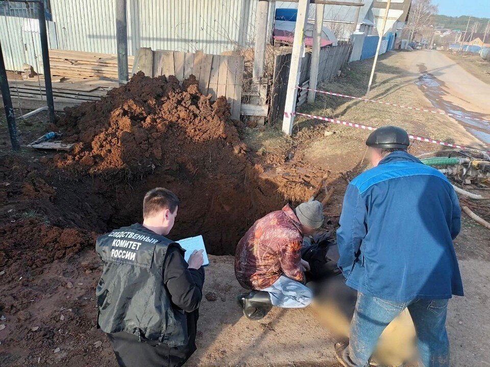 Завалило землей. Последствия нарушения техники безопасности. Нарушения охраны труда фото. Обвал грунта. Фото нарушений требований безопасности