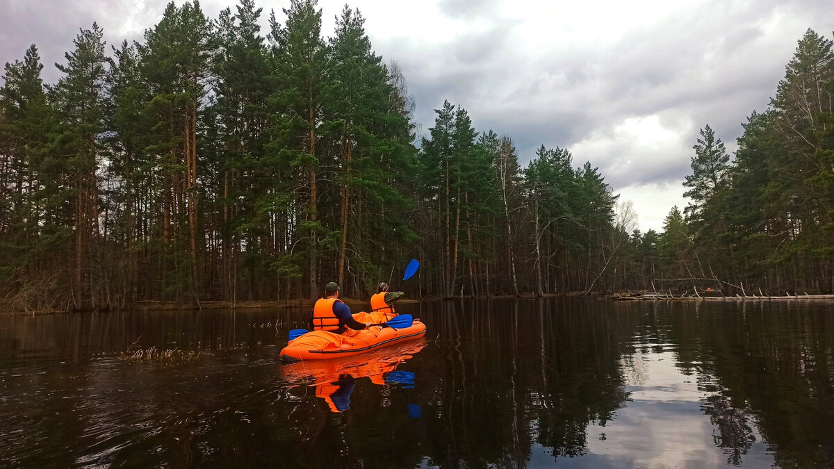 На фото: реальность, когда говорят "весенний сплав".