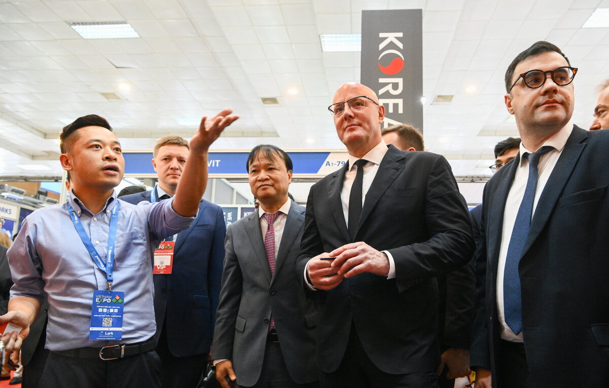    Вице-премьер РФ Дмитрий Чернышенко (второй справа)  Алексей Майшев/POOL/ТАСС