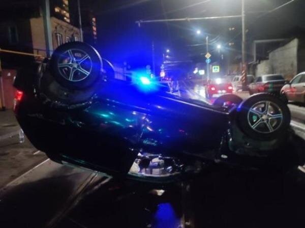 В центре Ростова после ДТП кроссовер перевернулся на крышу | Donday.ru ...