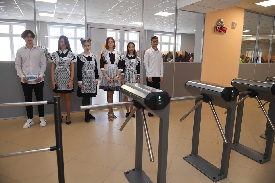     В школах Приморья установили турникеты. Михаил ФРОЛОВ