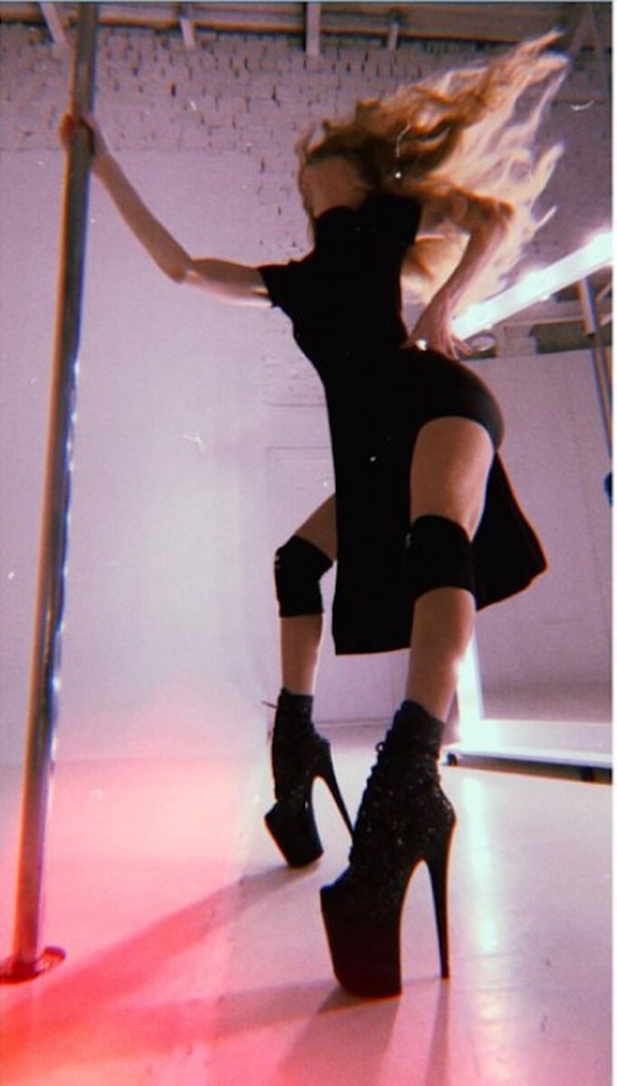     Кадр сделан в танцевальной студии, пока Светлана соблазнительно двигалась у шеста. Фото: соцсети.