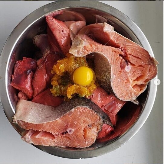 Горбуша с костями, говяжье легкое, обрезь, перепелиное яйцо, яблоко и морковь, пропущенные через мясорубку