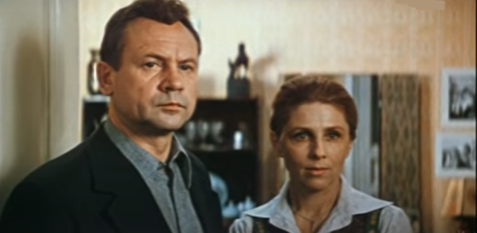 Николай Еремеевич с женой (Юрий Платонов и Алина Ольховая), кадр из фильма "Поздние свидания" (1980)