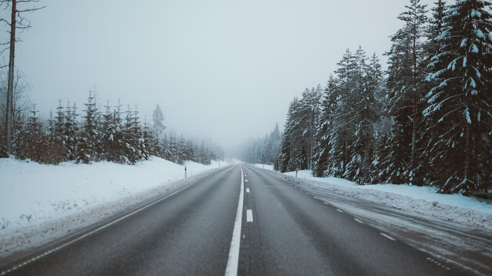    В Югре из-за метели ограничили движение на двух трассах