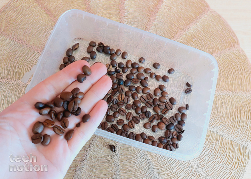 Раскладываю кофейные зёрна по пустым пластиковым контейнерам / Изображение: дзен-канал technotion