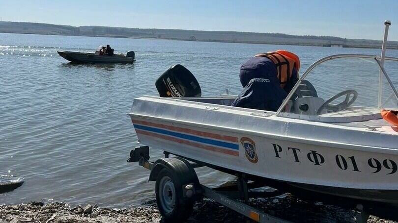     В Татарстане обнаружили тела двух рыбаков, нарушивших запрет выезда на лодке до начала навигации маломерных судов. Об этом сообщили в пресс-службе ГУ МЧС России по республике.