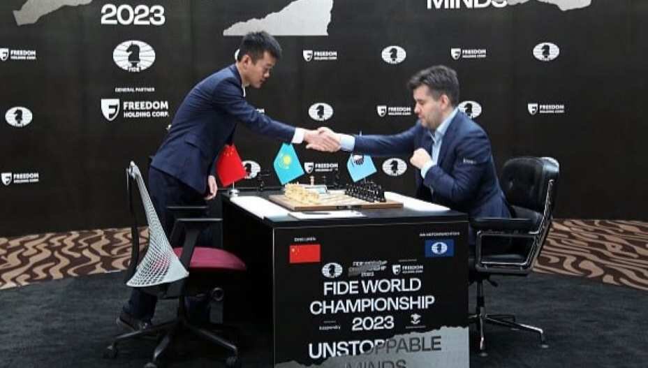    Ян Непомнящий выиграл у китайца Дин Лижэня вторую партию черными. Фото: Соцсети