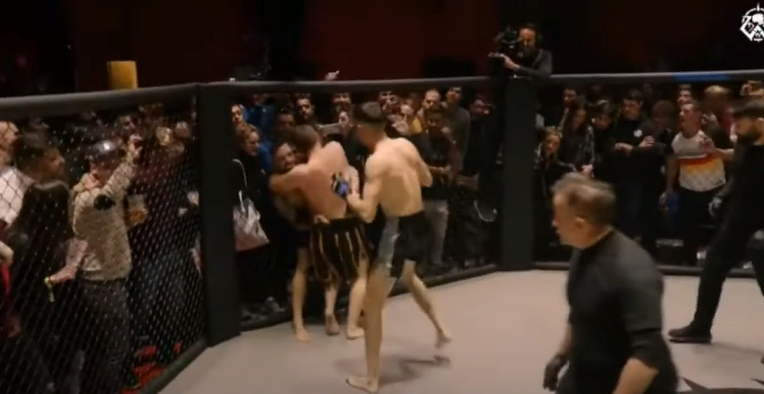 "Сейчас освобожусь, и с тобой поговорим". Фото с сайта https://www.youtube.com/watch?v=7xW8ClcvDL0