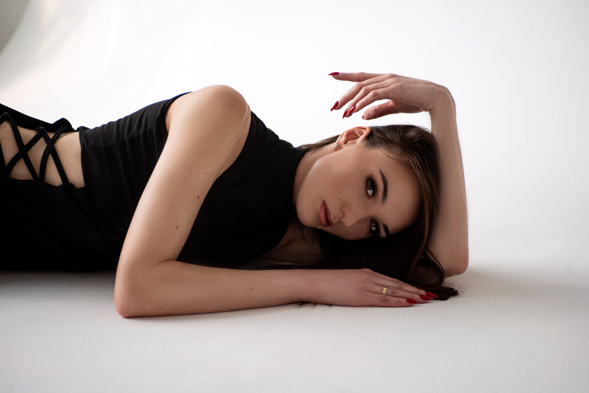 В платье на голое тело. Эстетика женского тела в новой фотосессии ...