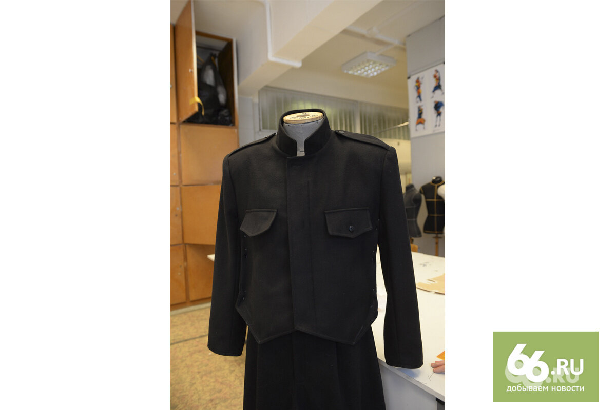 На открытии первого сезона Свердловского рок-клуба Вячеслав Бутусов выступал в черном кителе и брюках галифе, который специально для него сшила дизайнер Татьяна Могилевская. Сейчас, конечно, от них ничего не осталось. Поэтому сотрудникам УралГАХА пришлось восстанавливать костюм по памяти, архивным фотографиям и видеоматериалам.