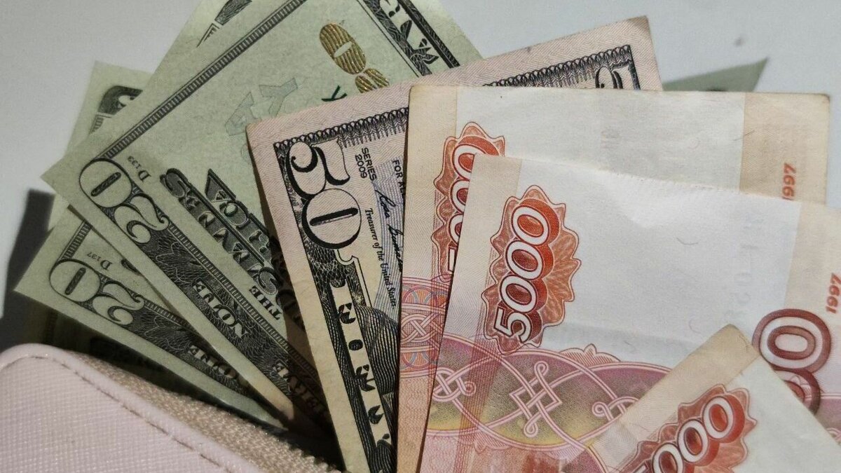     В первую неделю апреля доллар достиг показателей прошлого года, подорожав до 80 рублей. В чем кроются причины? Что будет дальше с курсом валют? Сколько стоят доллар и евро в банках Нижнего Новгорода сейчас? Обо всем этом в материале NewsNN.