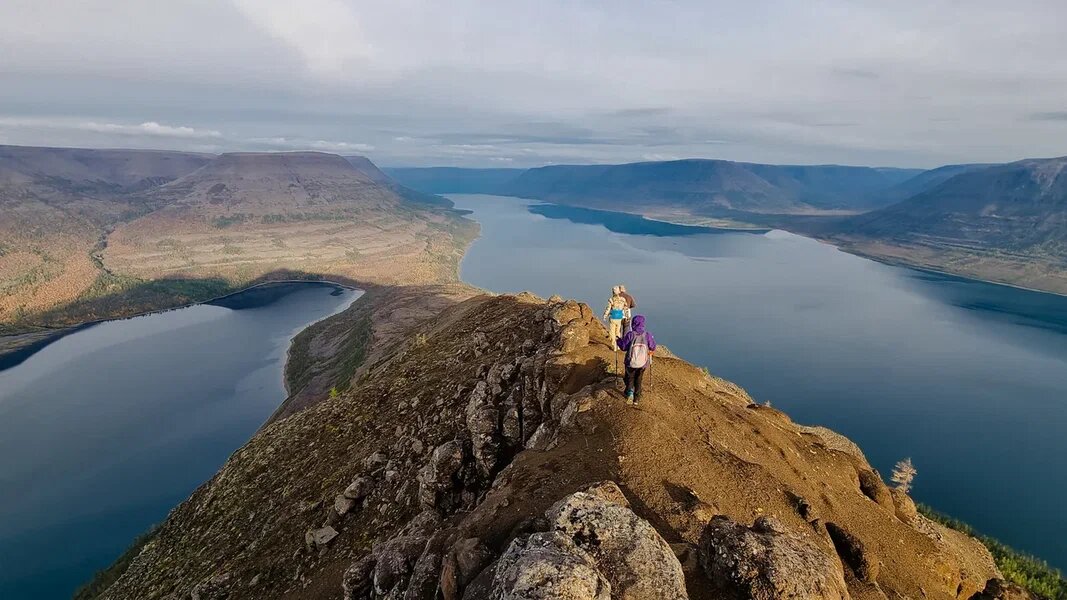 У этих озёр действительно крутые берега!
