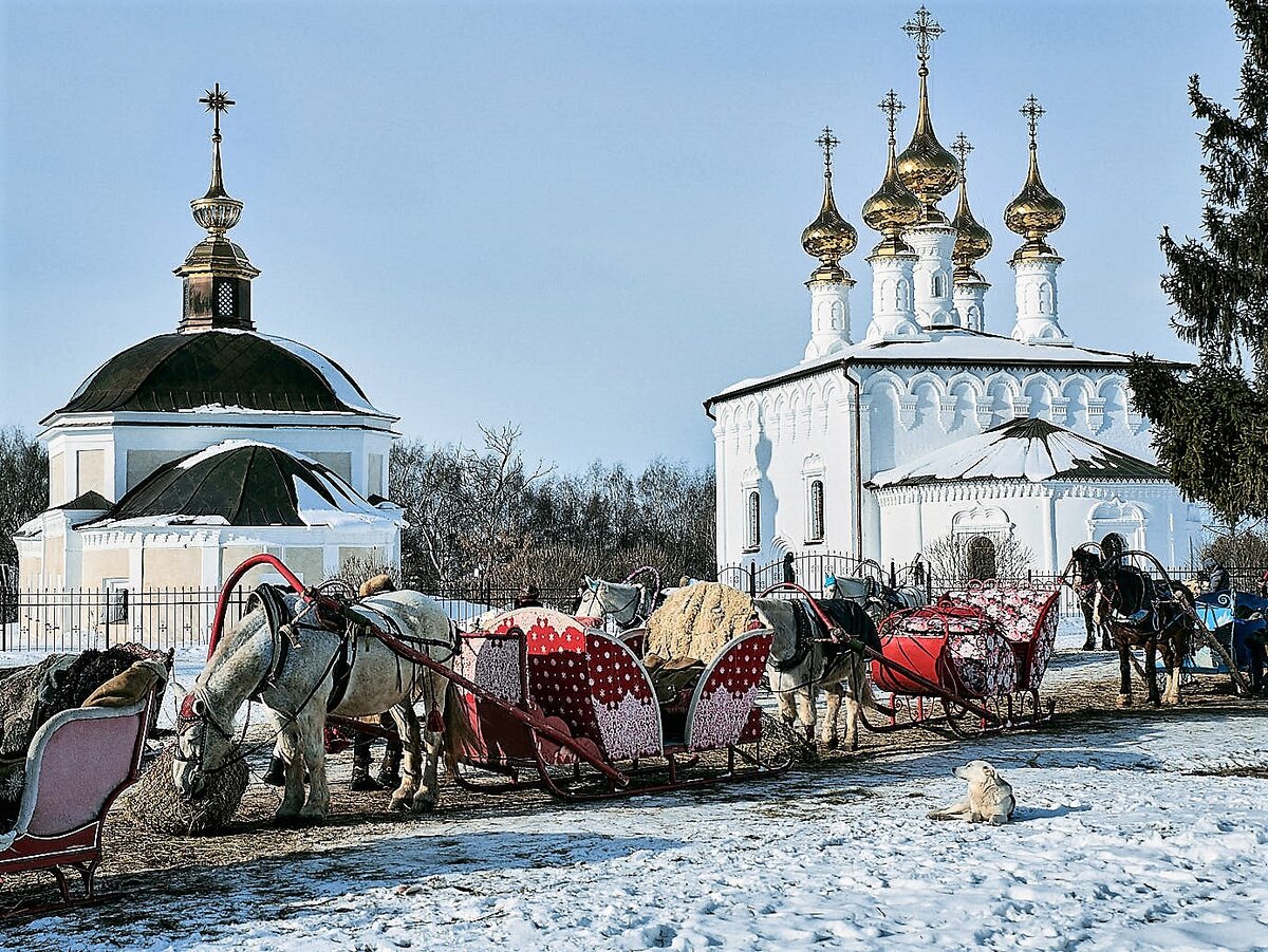 Суздальский транспорт, зимой сани, летом телеги.