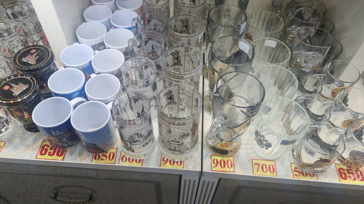 Кружек много, символика двухглавого герба, кремль встречается очень часто