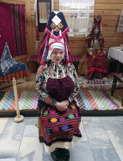 Удмуртка в национальном костюме