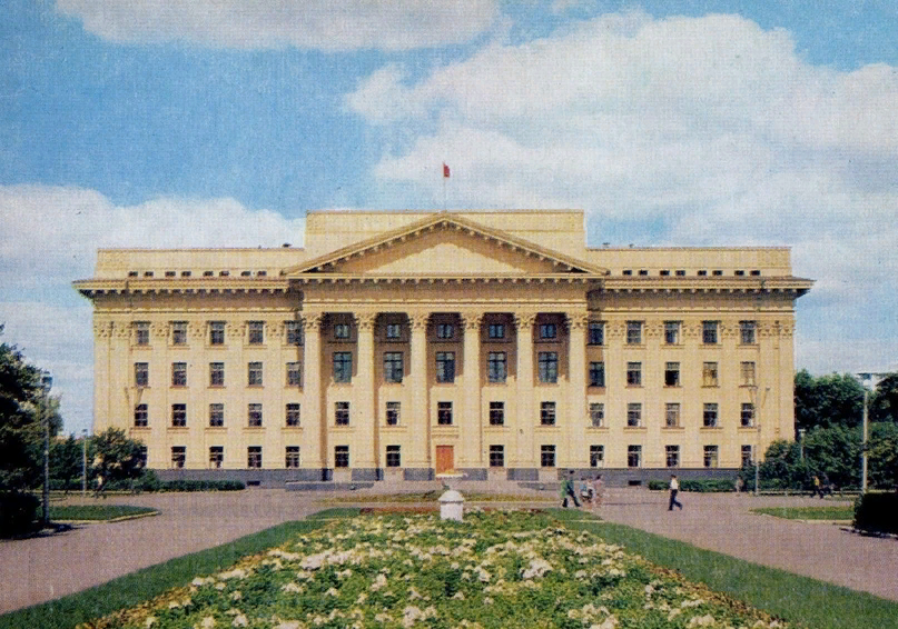 Здание областного комитета. 1970-е годы. Источник: Тюмень до нашей эры.