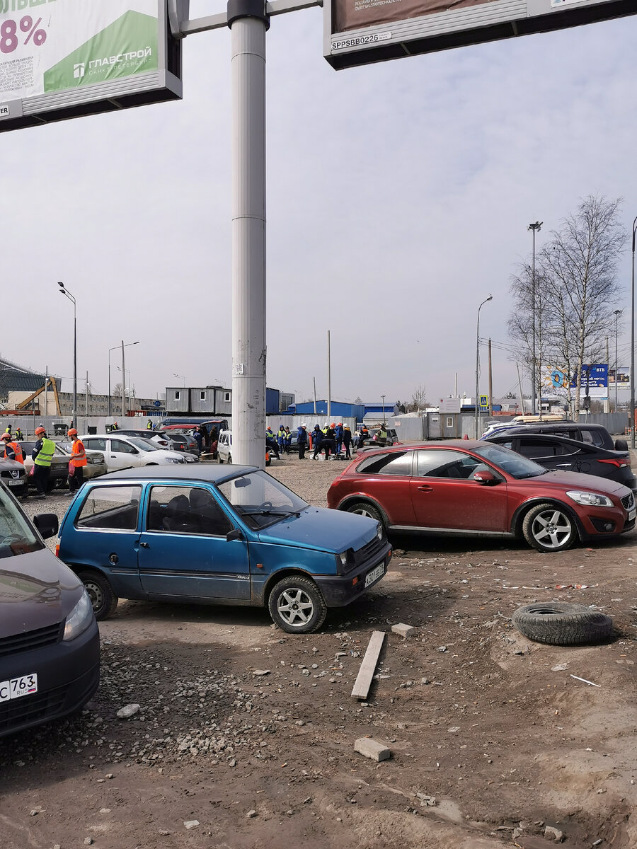 Не самое благоустроенное место, ещё и во время обеда строителей попали