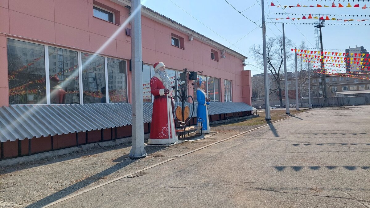 В парке Пушкина весенний дед Мороз и Снегурка. 14 апреля.