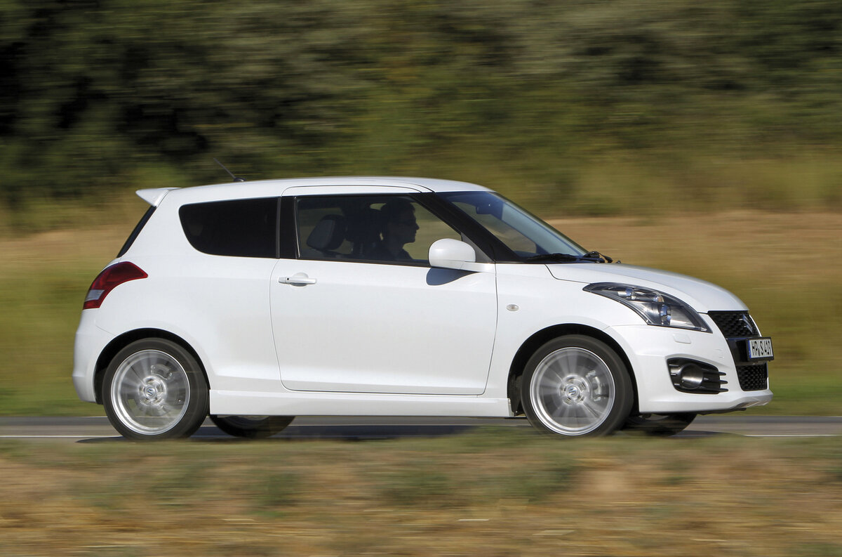    «Ездить на Suzuki Swift Sport по закрученным дорогам хочется без остановки... Умеренная чувствительность околонулевой зоны в более крутых изгибах сменяется честными реакциями — Swift бросается в повороты без оглядки, причем доворот в ответ на сброс газа чувствуется отлично» — писал Владимир Мельников из Авторевю. «Подвеска одна из лучших, что я пробовал... Как она поглощает неровности, позволяя атаковать на любой дороге — это что-то исключительное» — нахваливал машину Генри Кэтчпоул из Evo. Добавьте к этому весёлый атмосферный моторчик с высокооборотным характером — и поймёте, почему у этого автомобильчика столько поклонников.   
Suzuki Deutschland