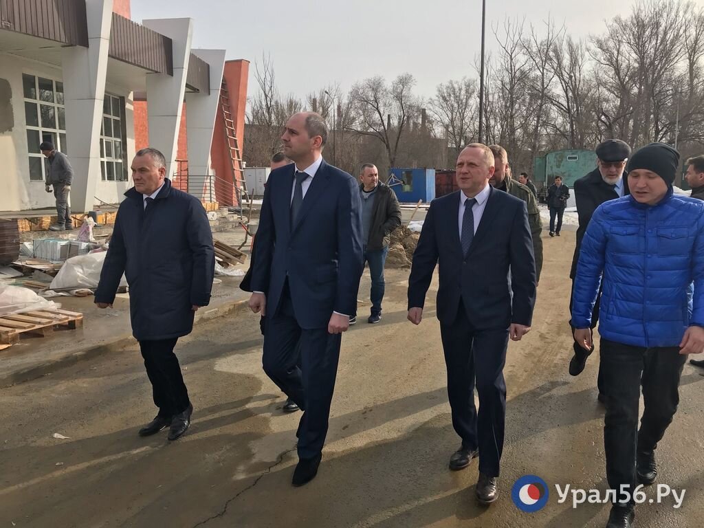    В Орск приехал губернатор Денис Паслер. Он планирует осмотреть сад Шевченко, стадион «Локомотив», парк Пищевик и «Юбилейный»