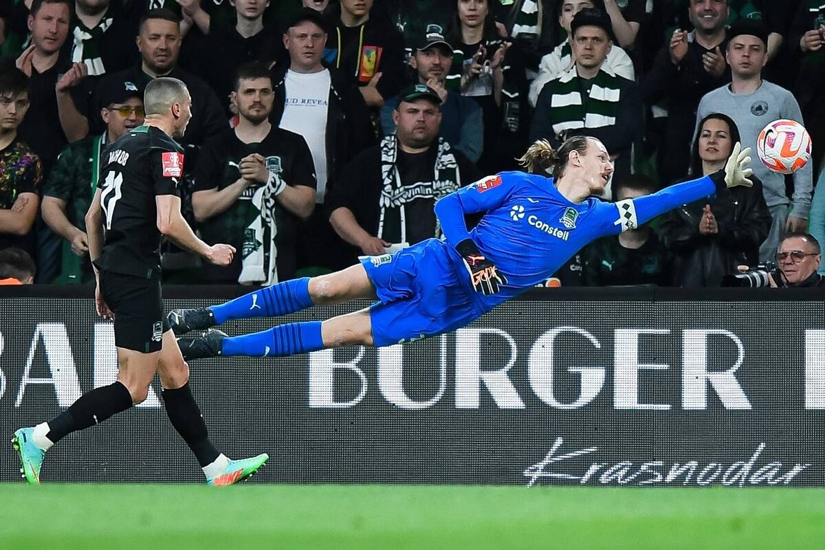 Матвей Сафонов в полёте