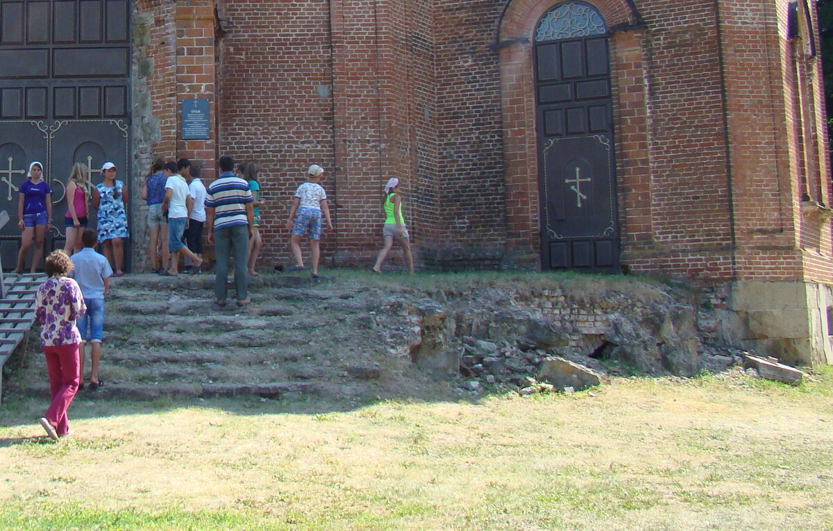 На этом фото хорошо видно порог, под которым мы обнаружили подземный ход.