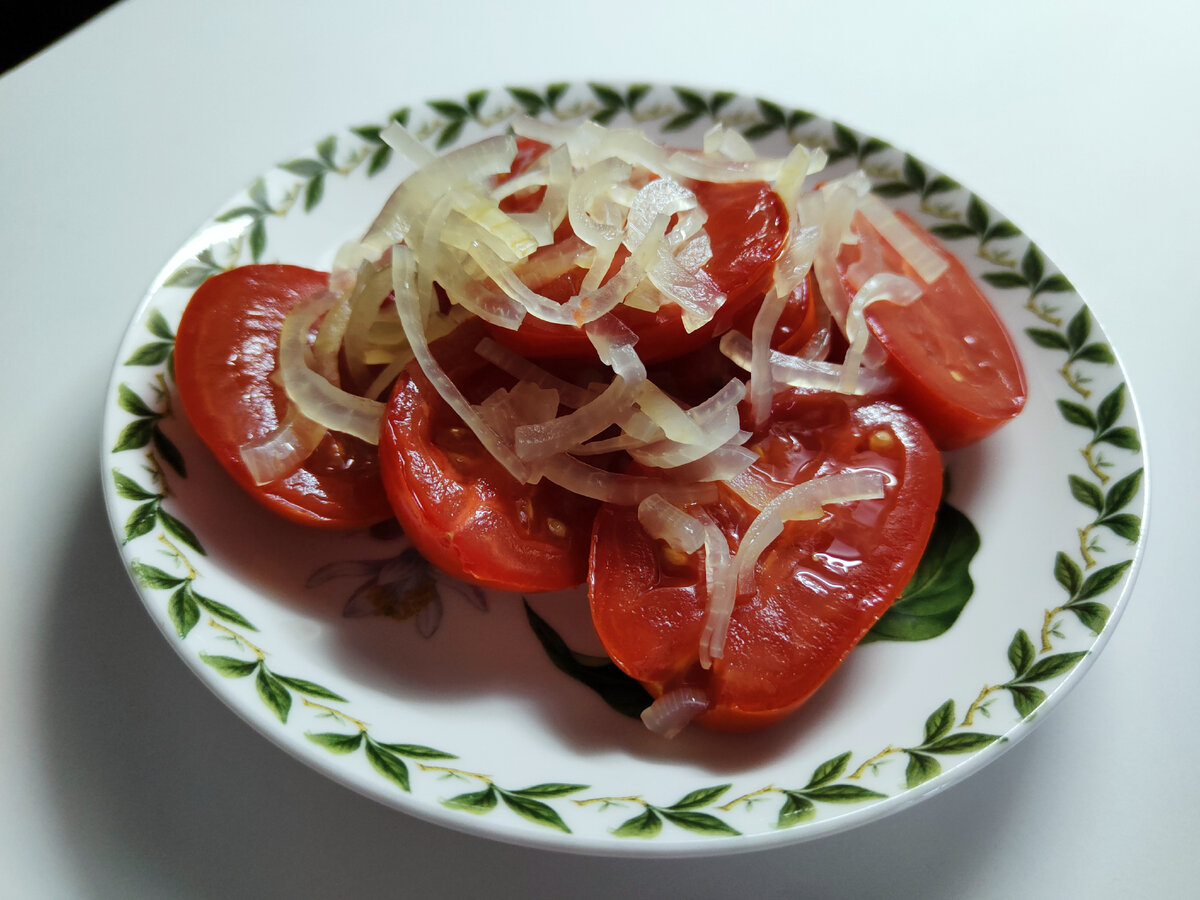Под таким названием попался мне этот рецепт. Сомневаюсь, что финны готовят нечто подобное 😄 По крайней мере, в Финляндии таких закруток пробовать не доводилось 😉     Но попробовала приготовить, и результат понравился - помидоры по этому рецепту получаются почти как свежие на вкус - сладенькие. И лук тоже вкусный 😊👍