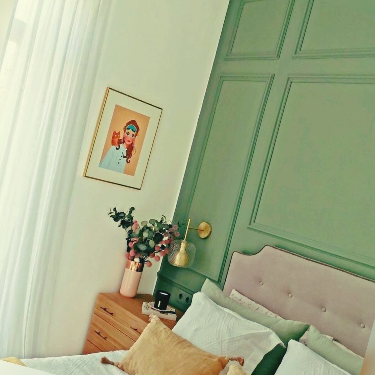 Весеннее настроение созданно с помощью свежего травяного оттенка стены и текстиля