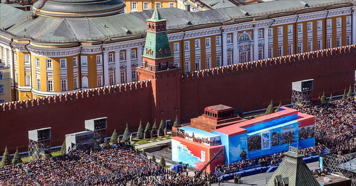 Мавзолей закрывают фанерой от дождя и от снега... Фото: интернет.