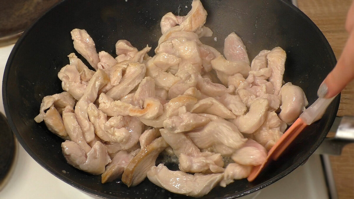 Куриное филе получается таким вкусным и нежным, что тает во рту: делюсь любимым простым рецептом (невероятно вкусное мясо с подливкой)