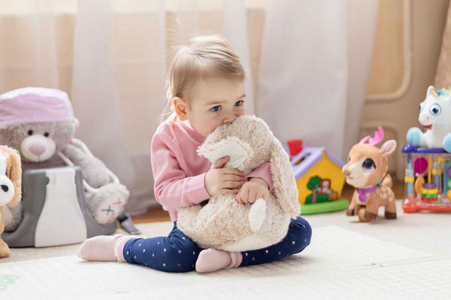 Детские прически для девочек. Поставь малышку. Девочка с плюшевым зайчиком. Девочка в углу. Прически для девочек.