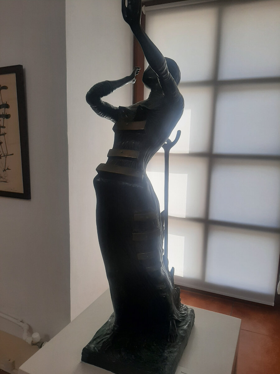 Сальвадор Дали представлял женщину, состоящей из множества ящечков, а в каждом из них секрет или тайна.