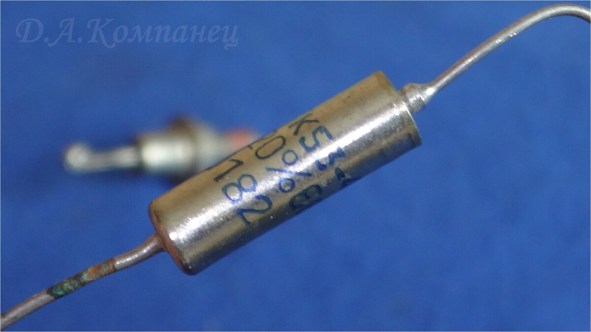 Танталовый конденсатор — подтип электролитического конденсатора. Изготавливается из металлического тантала, выполняющего роль анода, покрытого изолирующим оксидным слоем.