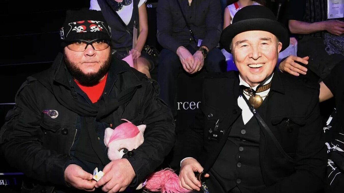     Егор Зайцев, сын знаменитого российского модельера Вячеслава Зайцева, тоже модельер, художник, график, а с 2019 года генеральный директор Московского дома моды Slava Zaitsev, сообщил подробности предстоящих похорон отца.