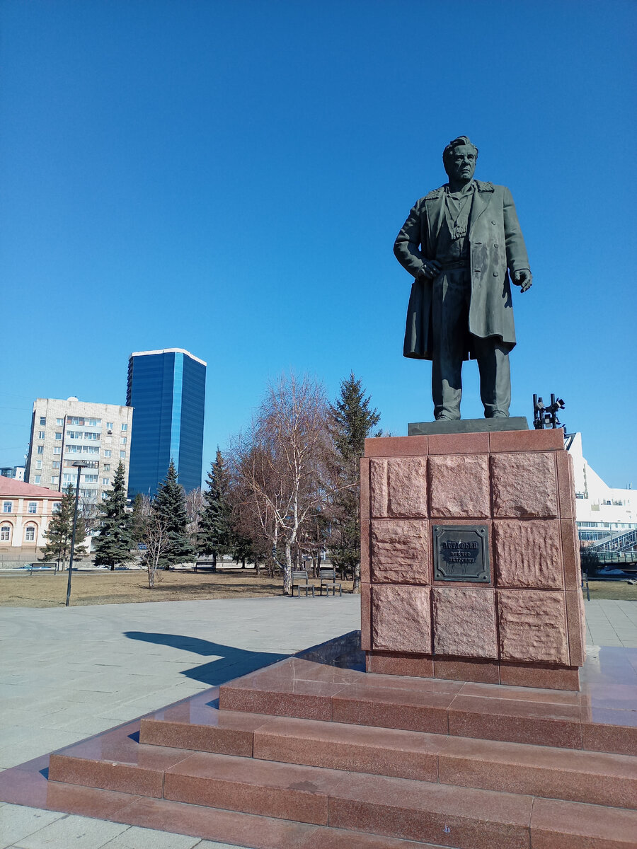 Памятник В.П. Астафьеву в Красноярске (фото автора)