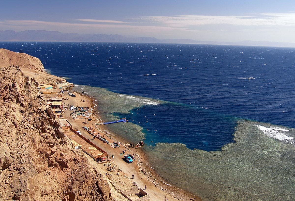 Подводная пещера Голубая дыра в Красном море. Дахаб. Египет.