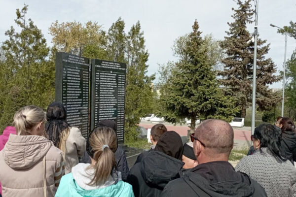    У памятного знака погибшим в СВО в Камышине (фото: пресс-служба городской администрации)