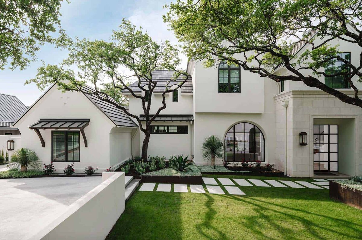 Светлые тона отделки домов в средиземноморском стиле хорошо отражают солнечный свет и оберегают дом от перегрева.