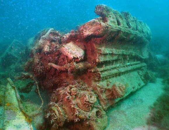 На дне Чёрного моря полно руин.
Источник фото: https://tetis.ru/media/Image/articles/blacksea_wreck/diving_12-12-12_1.jpg