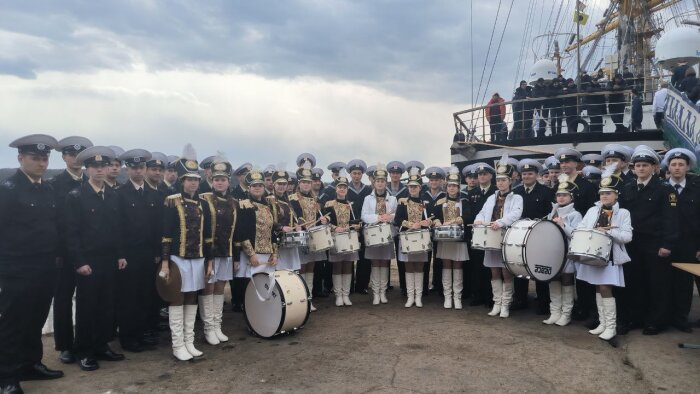 Фото: администрация Ванинского района. Парусник встречают торжественно 